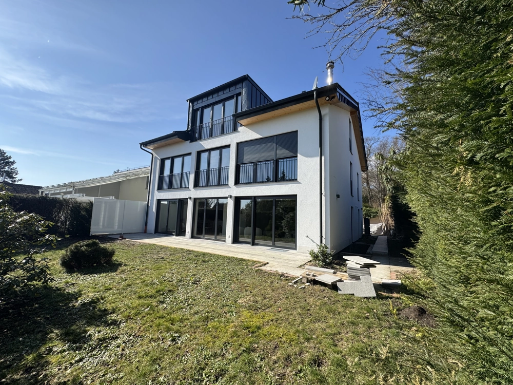 Neubau eines schlüsselfertigen Einfamilienhauses mit Terrasse, bodentiefen Fenstern und Garten