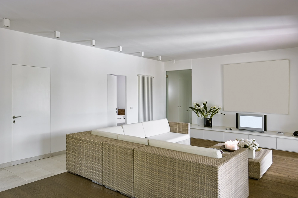 Wohnraumgestaltung: Modernes Wohnzimmer mit Rattansofa, TV-Board und HolzfuĂźboden