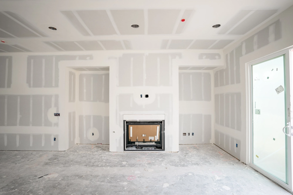 Heller Rohbau-Wohnraum mit verspachtelten Gipskartonwänden und Trockenbau-Deckenprofilen