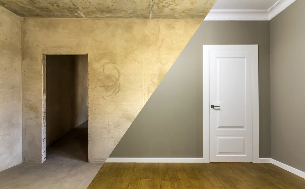 Zimmer im Rohbau links und als fertiger Innenausbau mit Laminatboden, geglätteten Wänden und weißer Tür